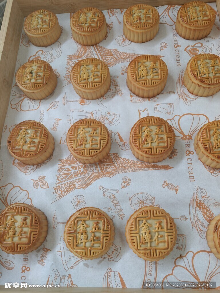 精美排列的传统中式月饼