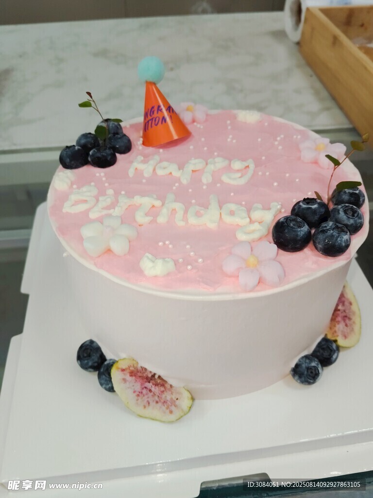 粉色水果装饰生日蛋糕