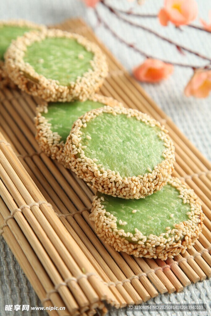 抹茶夹心饼干摆于竹制托盘