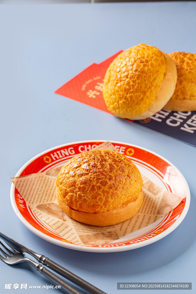 美味面包摆放在精致盘中