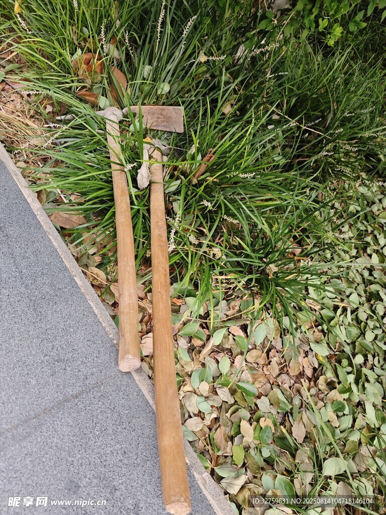 户外放置的两把木质农具