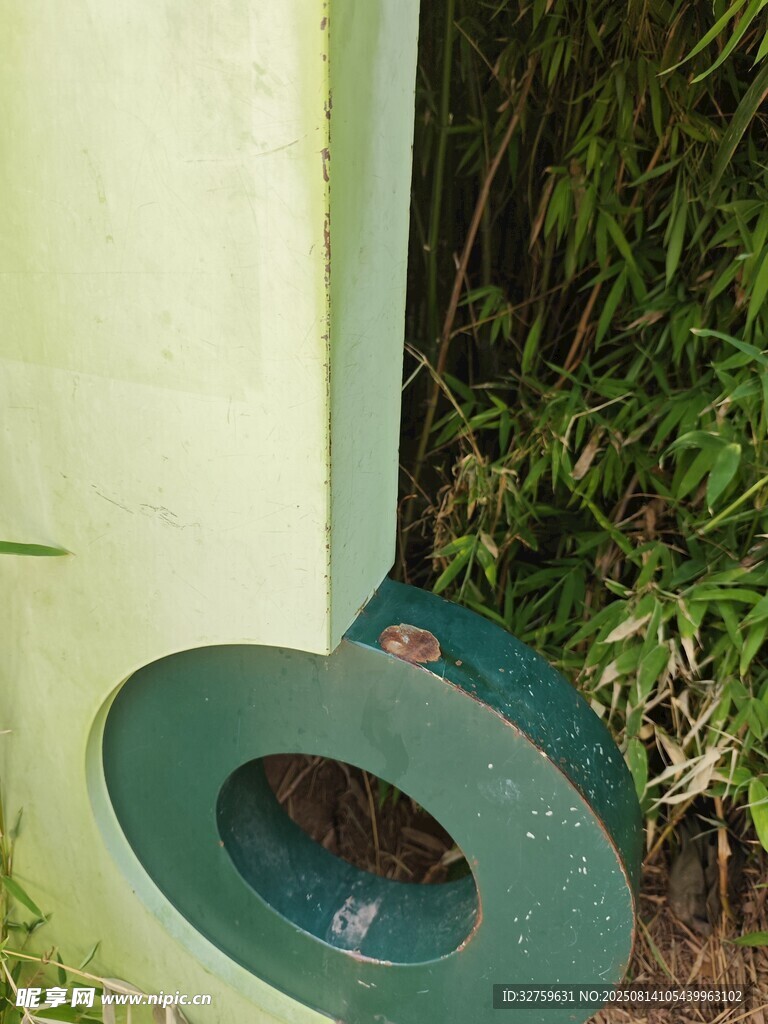 绿色户外圆形物件特写
