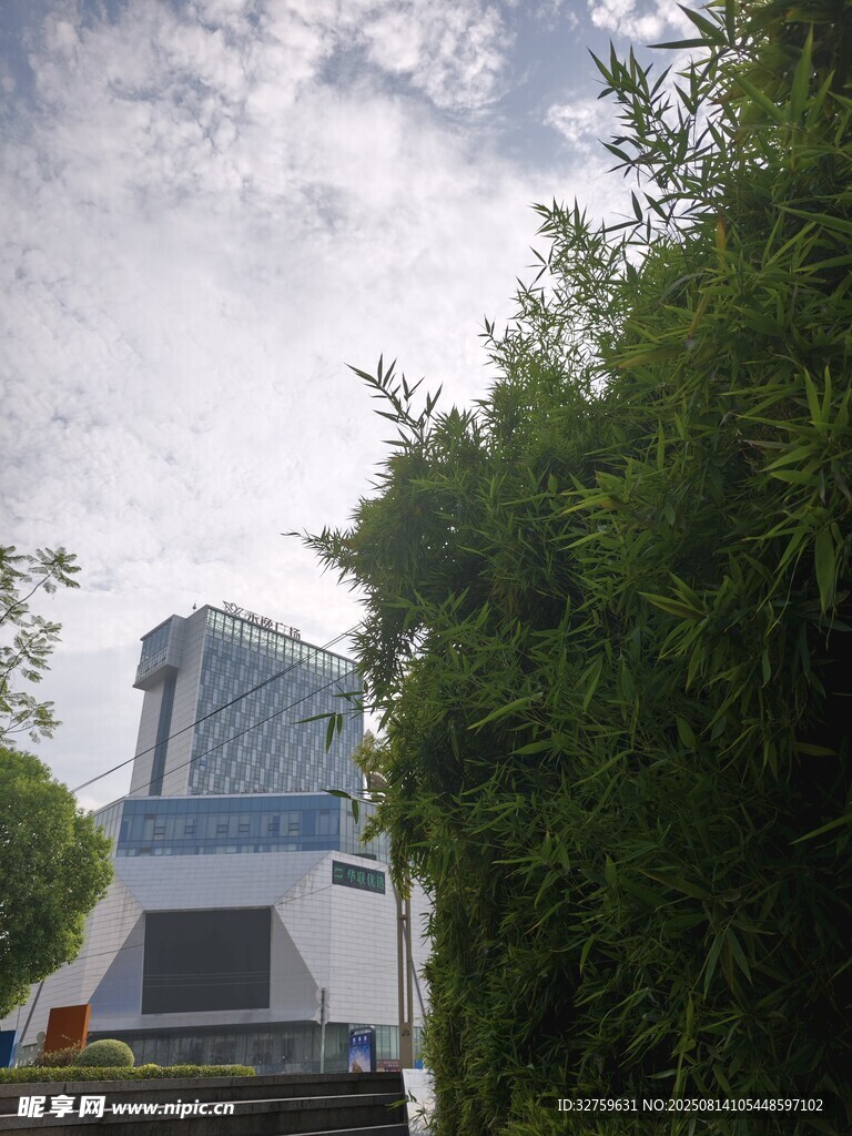 户外停放的白色房车
