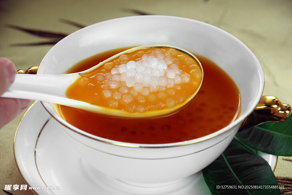 舀着一勺美味南瓜浓汤