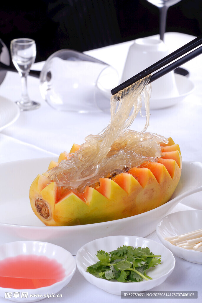 精美摆盘的特色海鲜菜肴