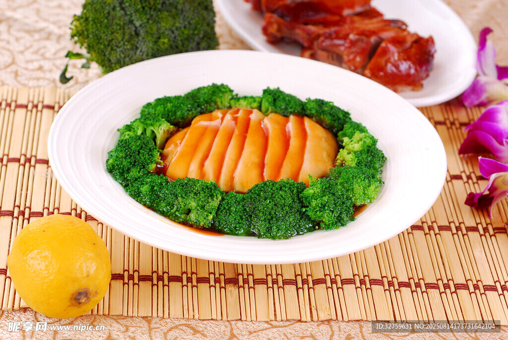 翡翠围边的美味切片菜肴