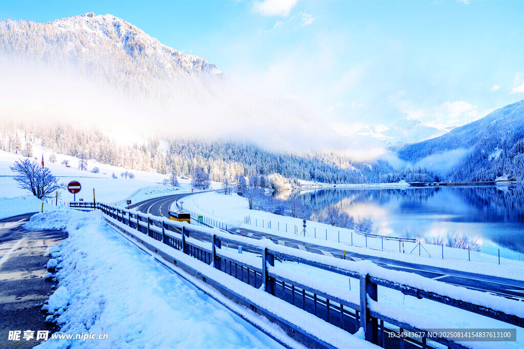 冬日雪景中的山间木栏小道