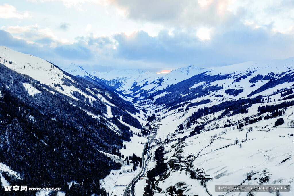 雪山峡谷壮丽风光