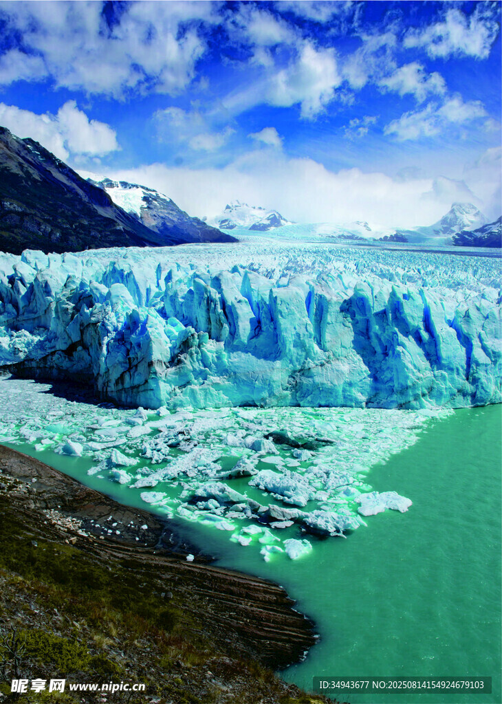 壮丽冰川与碧绿湖水景观