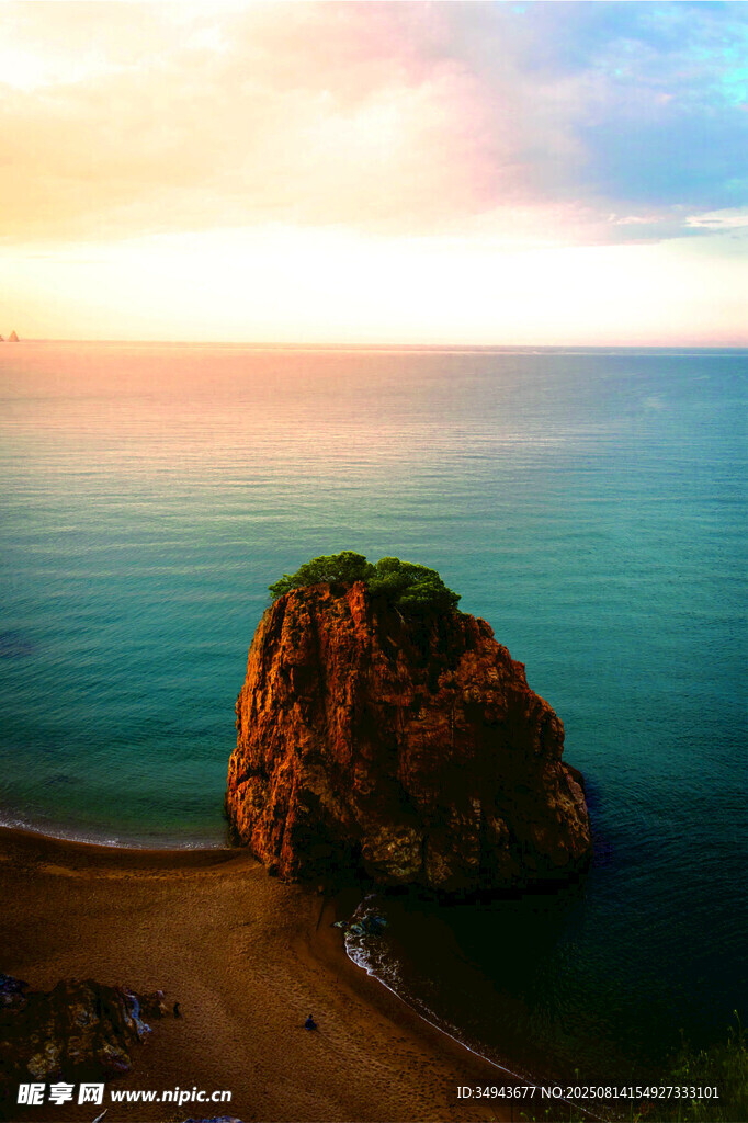 海边夕阳下的孤岩美景