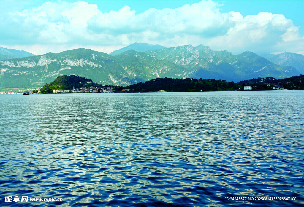 宁静湖景与远处山峦