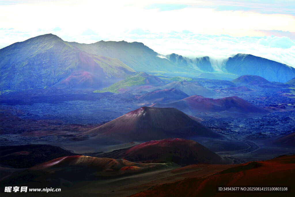壮丽山峦间的光影美景