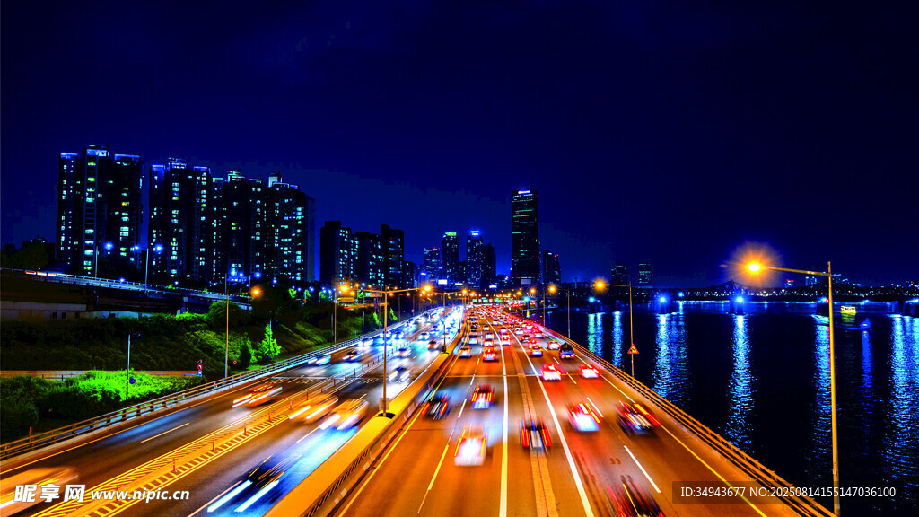 城市夜景中的繁忙公路