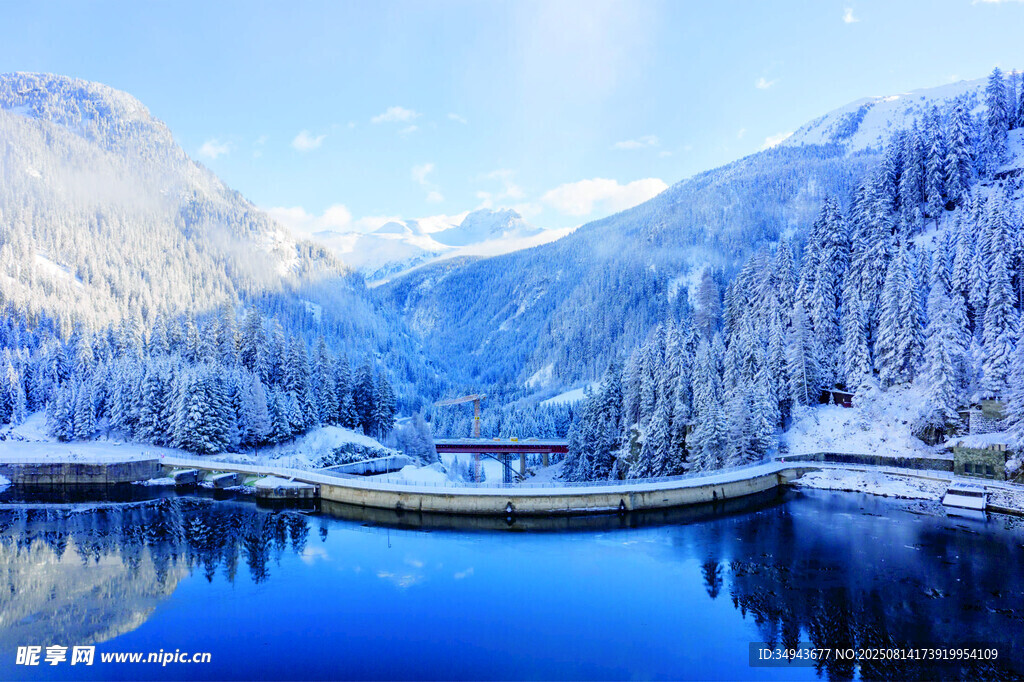 冬日雪覆山水静谧美景