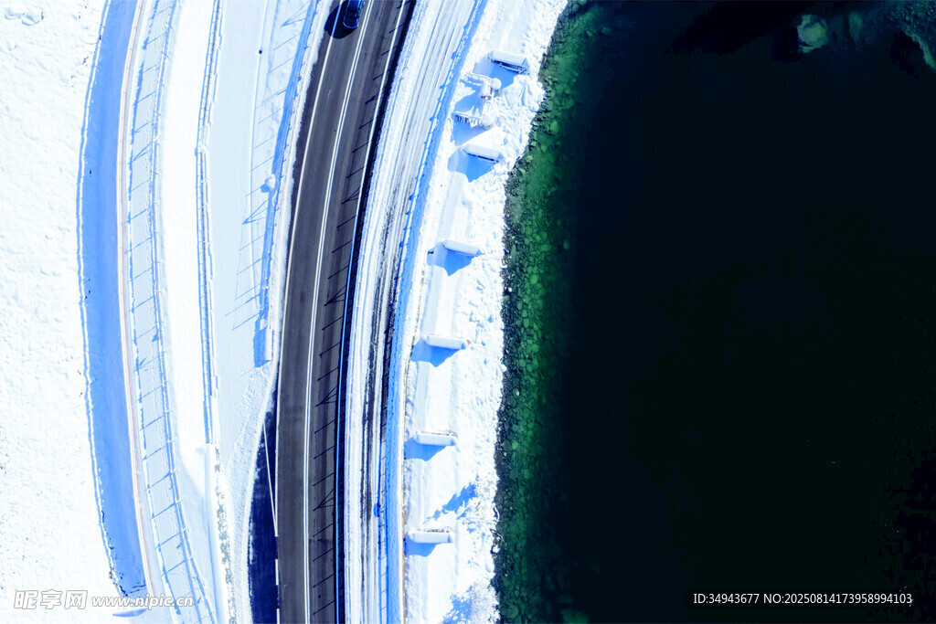 空中俯瞰蜿蜒公路