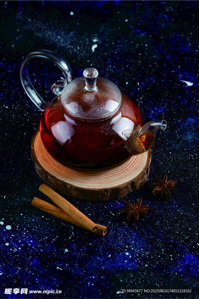 复古风玻璃茶壶与香料