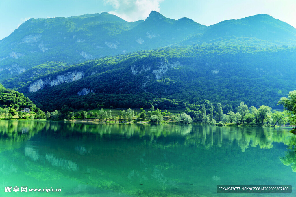青山绿水间的静谧湖景