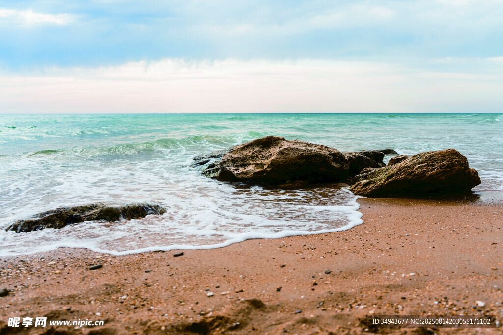 海边沙滩礁石海浪美景