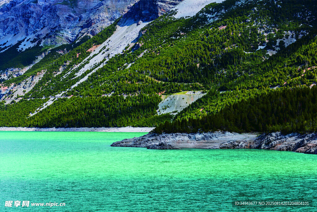 翠绿湖水与山间美景