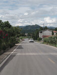 乡村公路上行驶的白色车辆