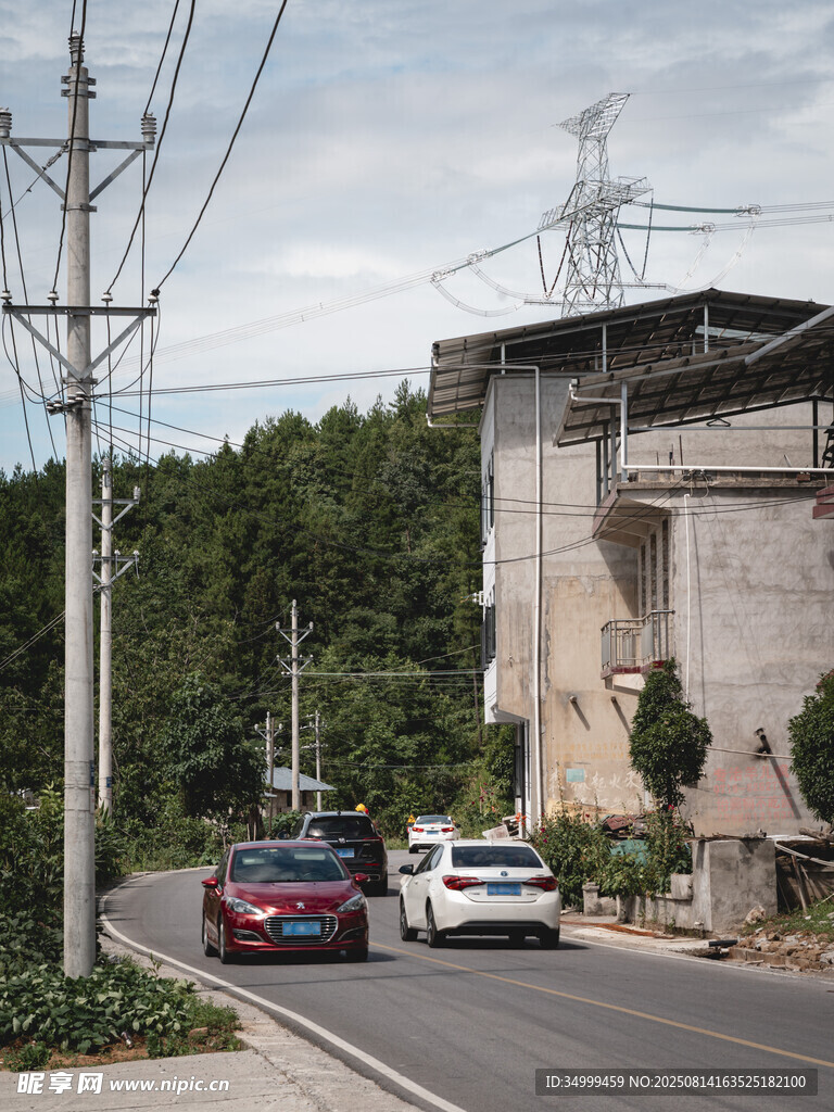 乡村公路旁的建筑与行驶车辆