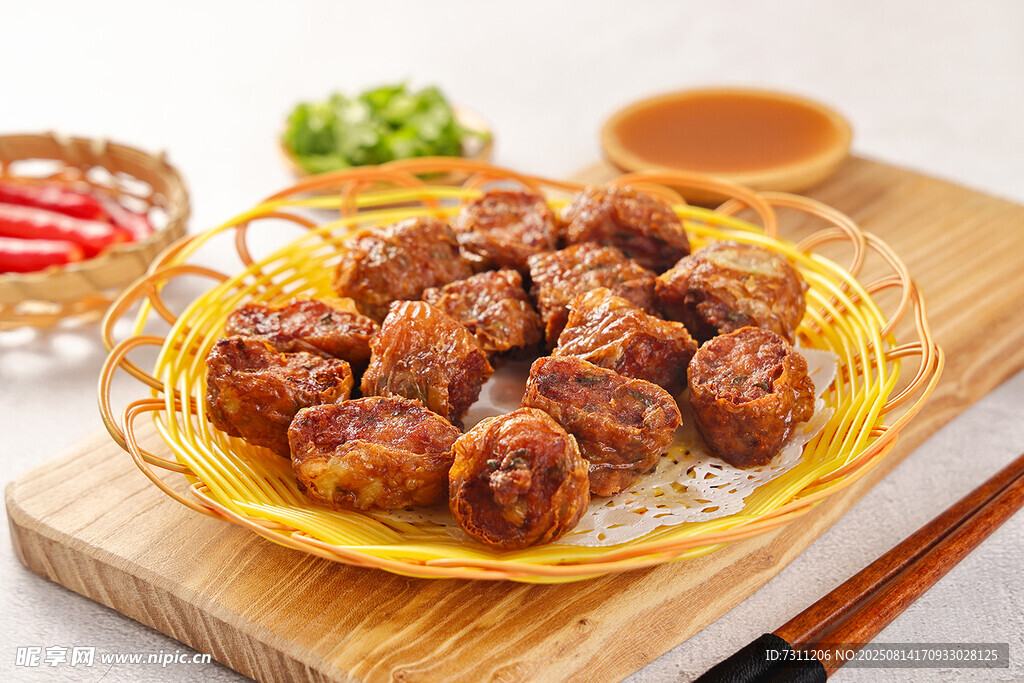 美味潮汕炸粿肉摆放在竹制盘上