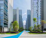 城市蓝道旁的高楼景观