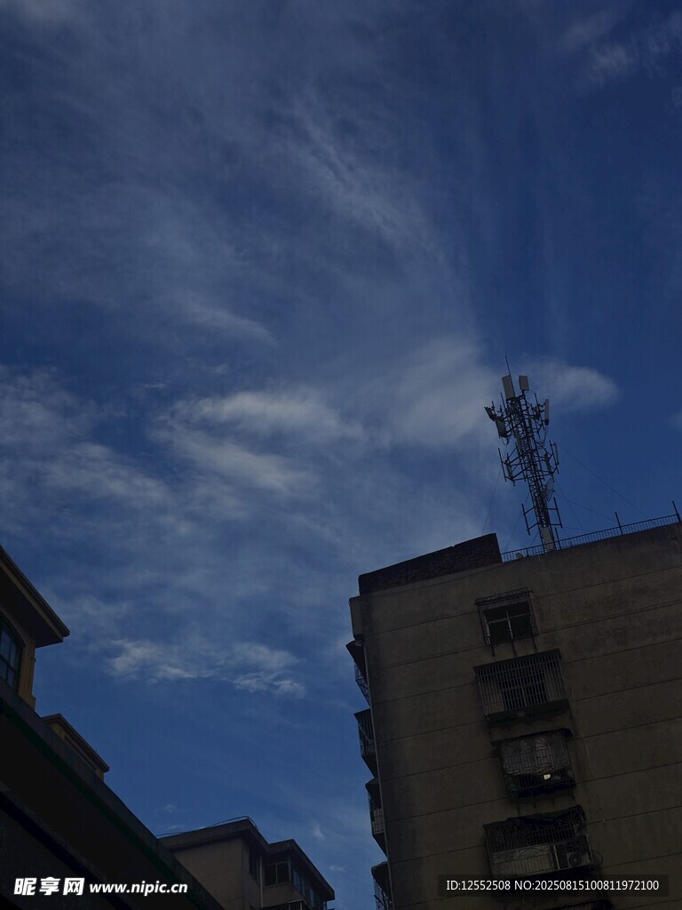 城市上空的通信塔与蓝天
