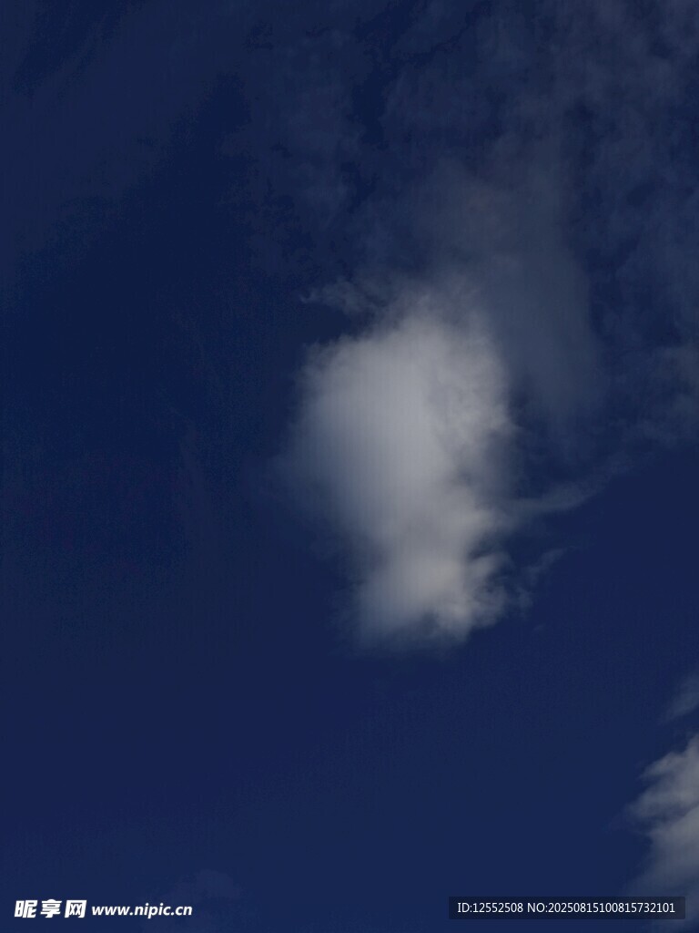 夜空白云