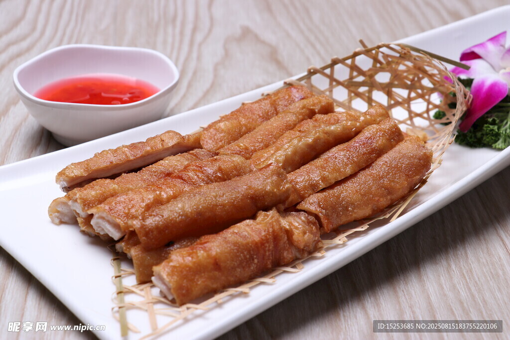 香脆炸春卷摆于精致盘上