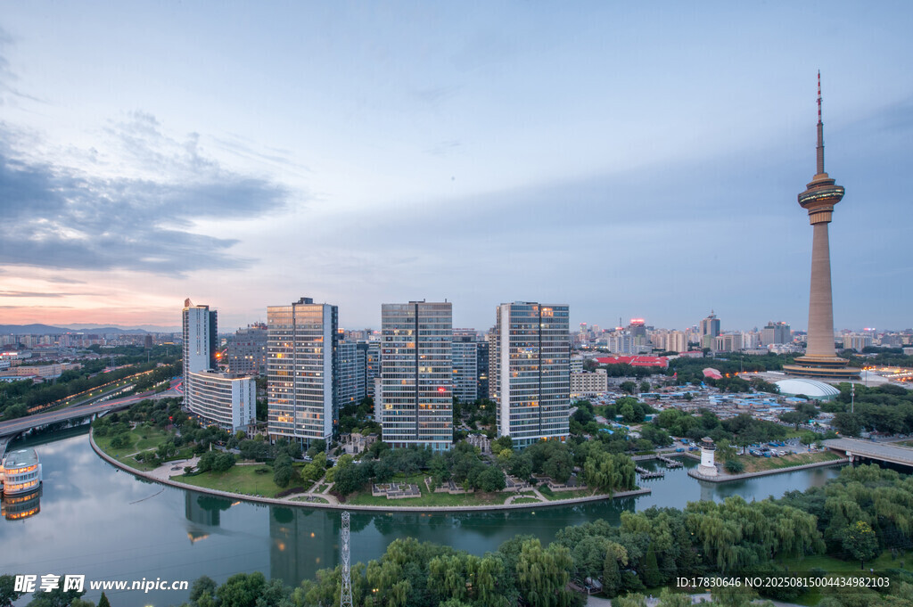 城市河畔风光与高塔景致