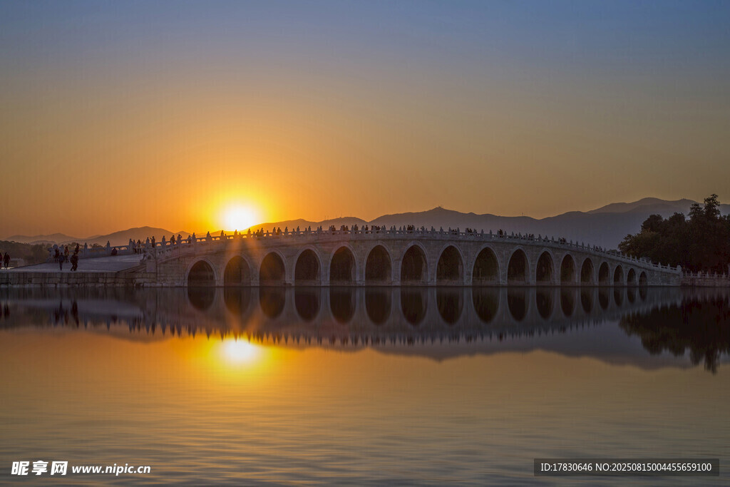 夕阳下的桥与湖面美景