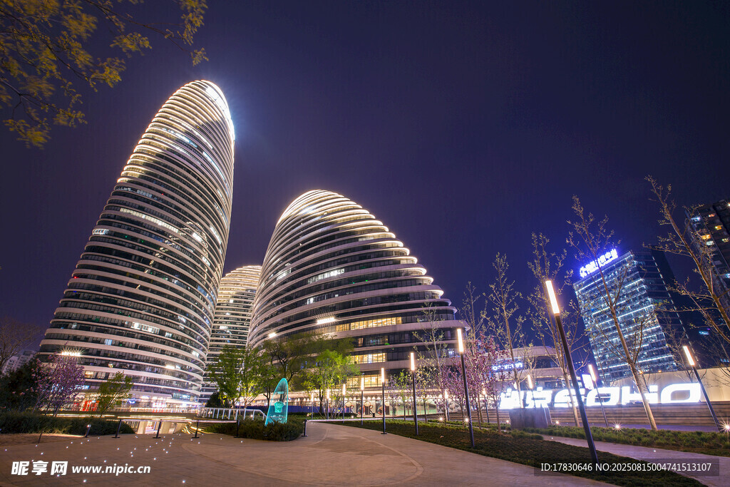 城市璀璨夜景摩天建筑群