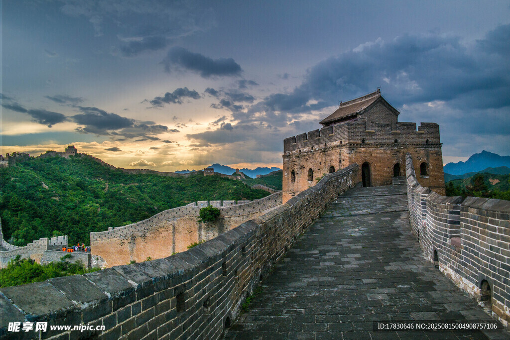 壮丽长城于黄昏时分美景