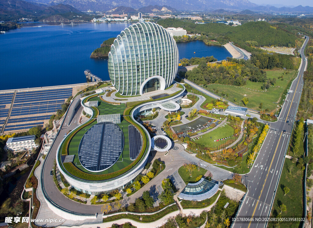 湖畔现代建筑景观