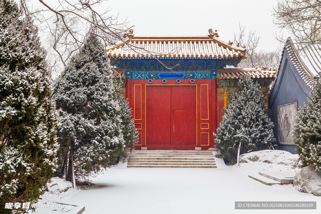 雪覆中式红门古建筑景观