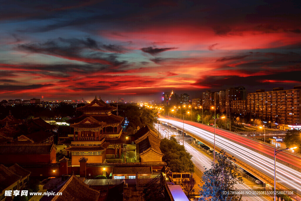 城市黄昏夜景与车流