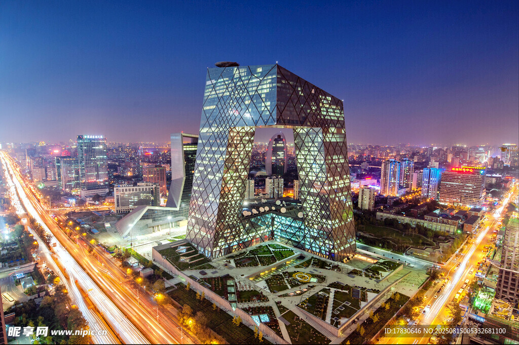 都市璀璨夜景中的摩天大楼