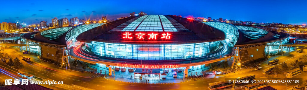 璀璨灯光下的大型体育场