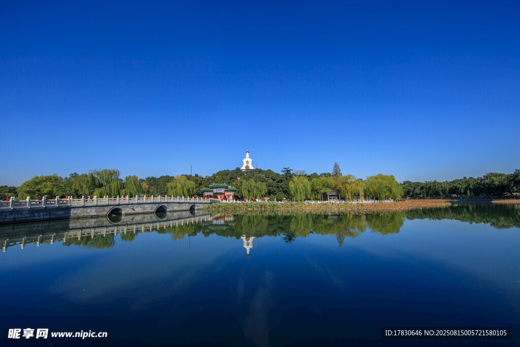 湖畔蓝天美景倒映