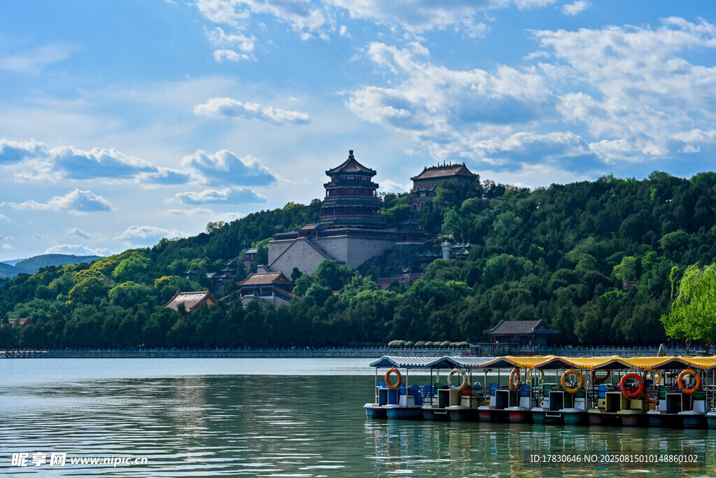 湖畔楼阁美景