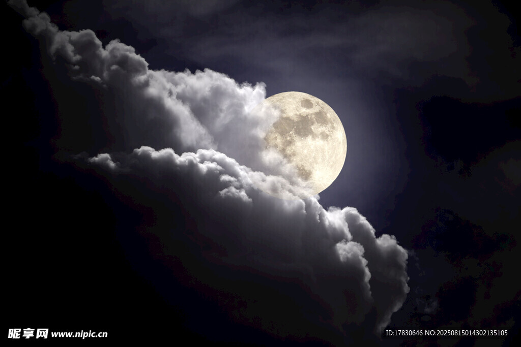 夜空中的明月与云朵