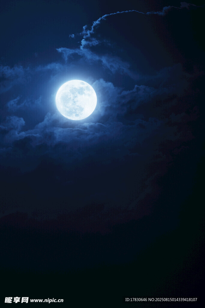 夜空中明亮的皎洁满月