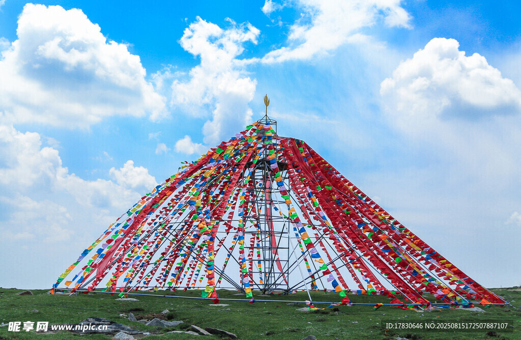 草原上的多彩经幡塔