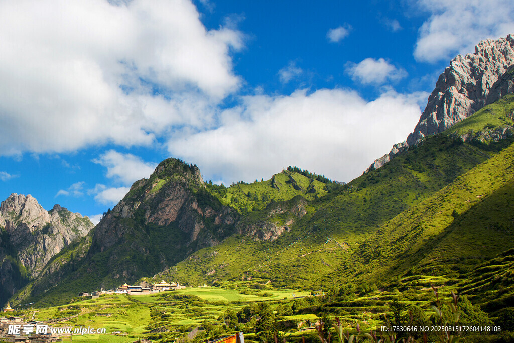 青山绿野间的秀丽山景
