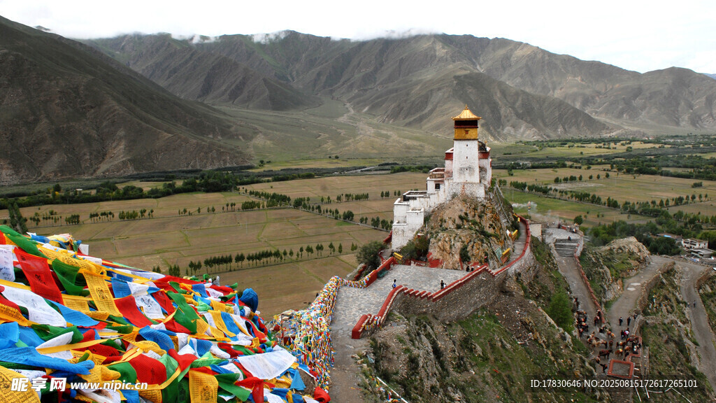 山间经幡与白塔景观