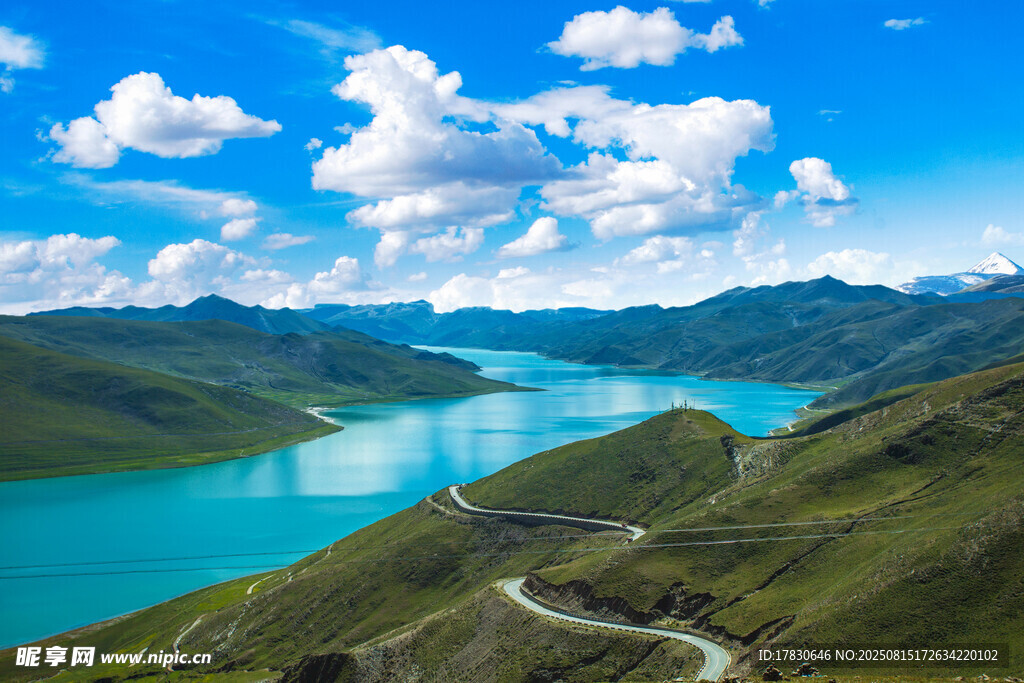 高山蓝湖间蜿蜒公路美景