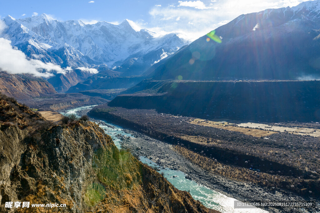 壮丽山谷间的雪山河流景观