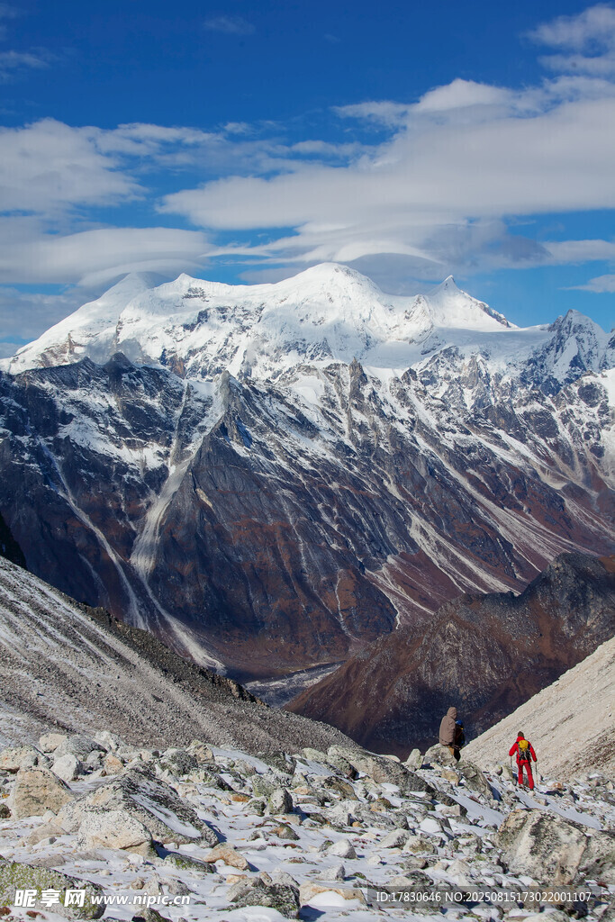 雪山徒步美景