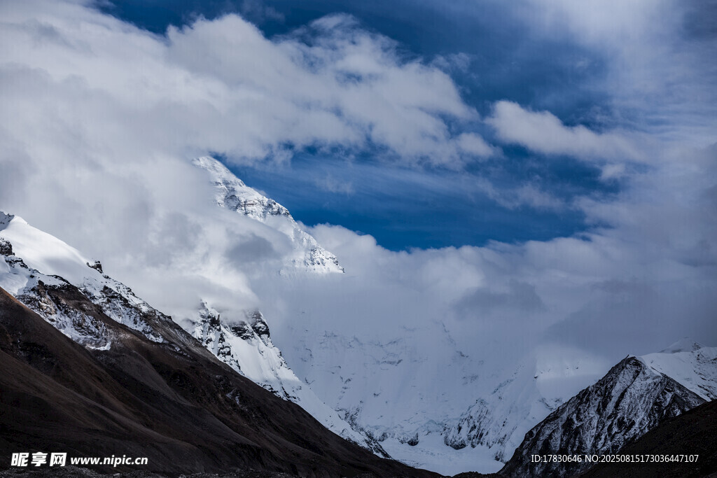 巍峨雪山与蓝天白云美景